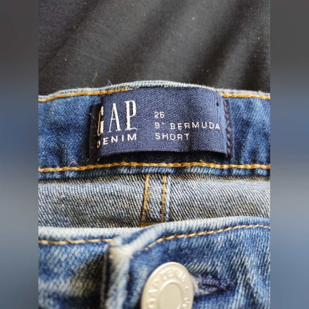 Gap Womens 9" Bermuda Shorts Size 26 US 4 5 Pocket Zip Closure Medium Wash - Picture 2 of 5